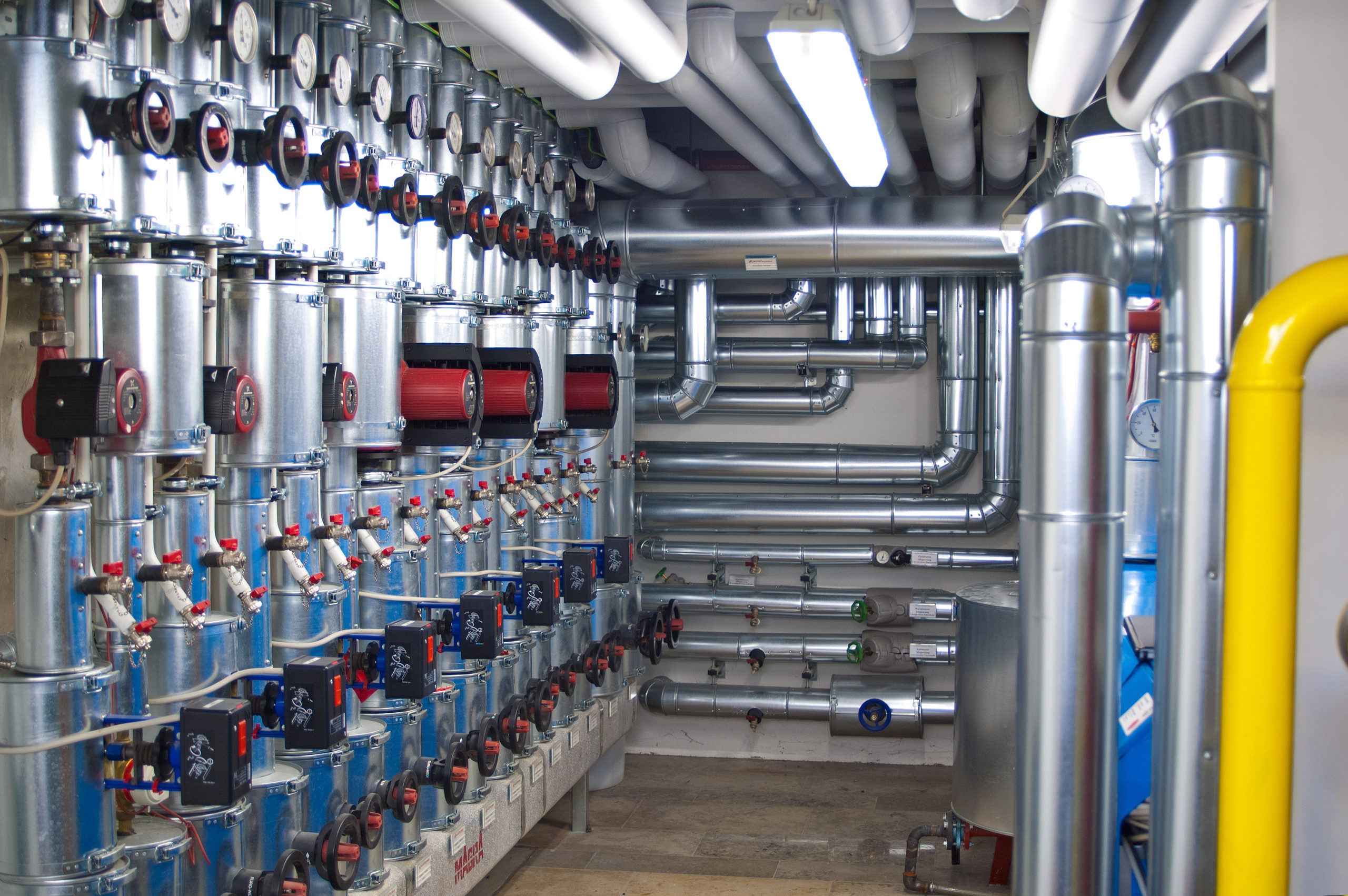 Вентиляция газовое оборудование. Монтаж отопления и водоснабжения. Монтаж инженерных сетей. Инженерные системы отопления. Система отопления.